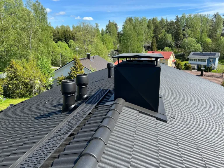 Musta tiilikatto pinnoitettu kuva jälkeen