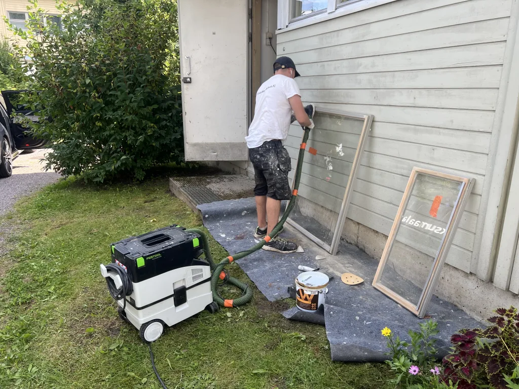 ikkunoiden hionta puupaljaalle ennen maalausta