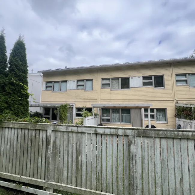 Rivitaloyhtiön ikkunoiden maalaus